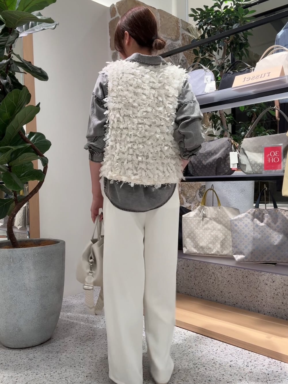 グレー系のシャツ/ブラウス、ホワイト系のベスト、ホワイト系のその他パンツを着用したレディースの春コーディネートの2枚目の写真