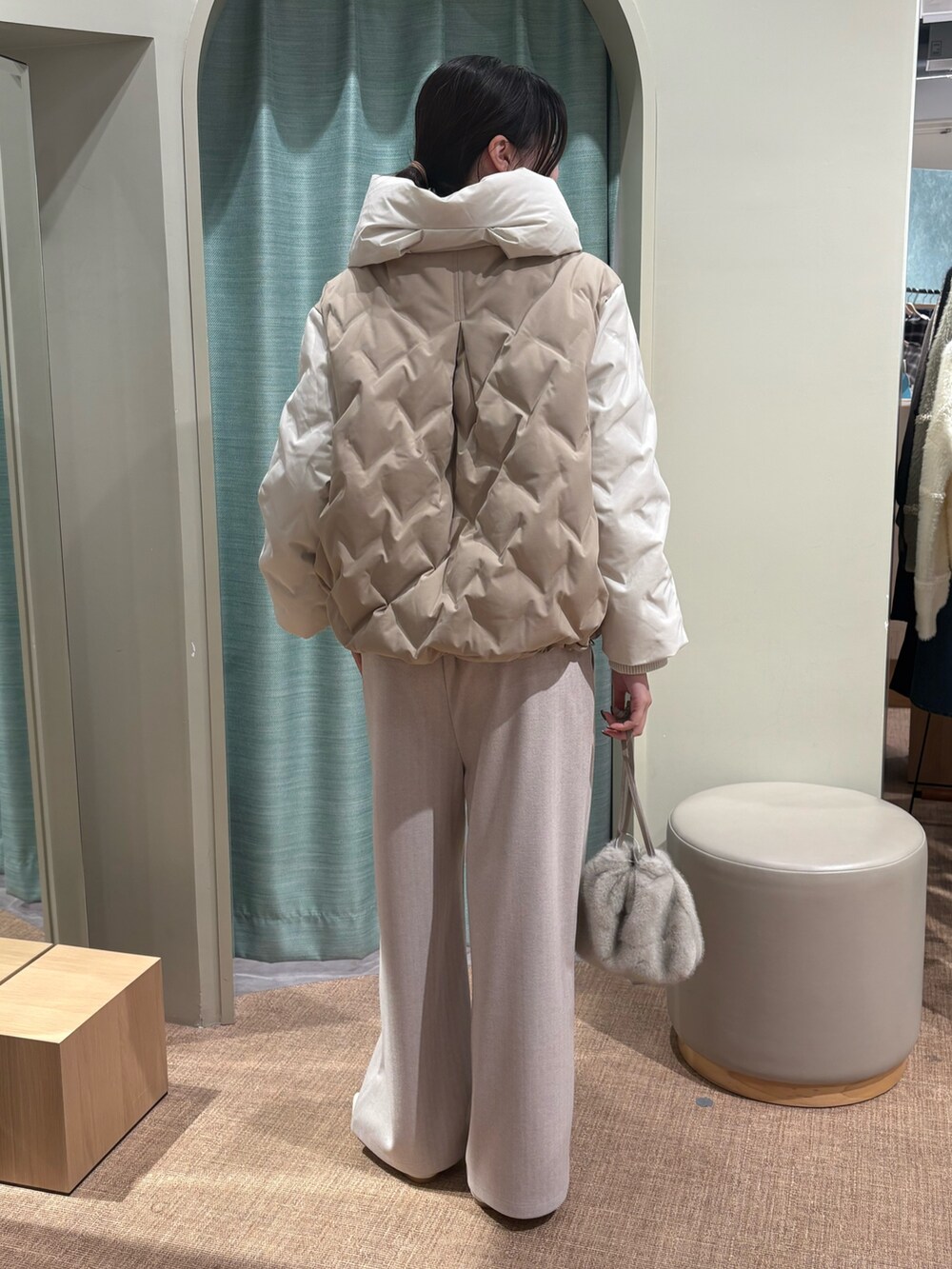 ホワイト系のダウンジャケット/コート、ベージュ系のその他パンツ、ホワイト系のパンプスを着用したレディースの秋コーディネートの2枚目の写真