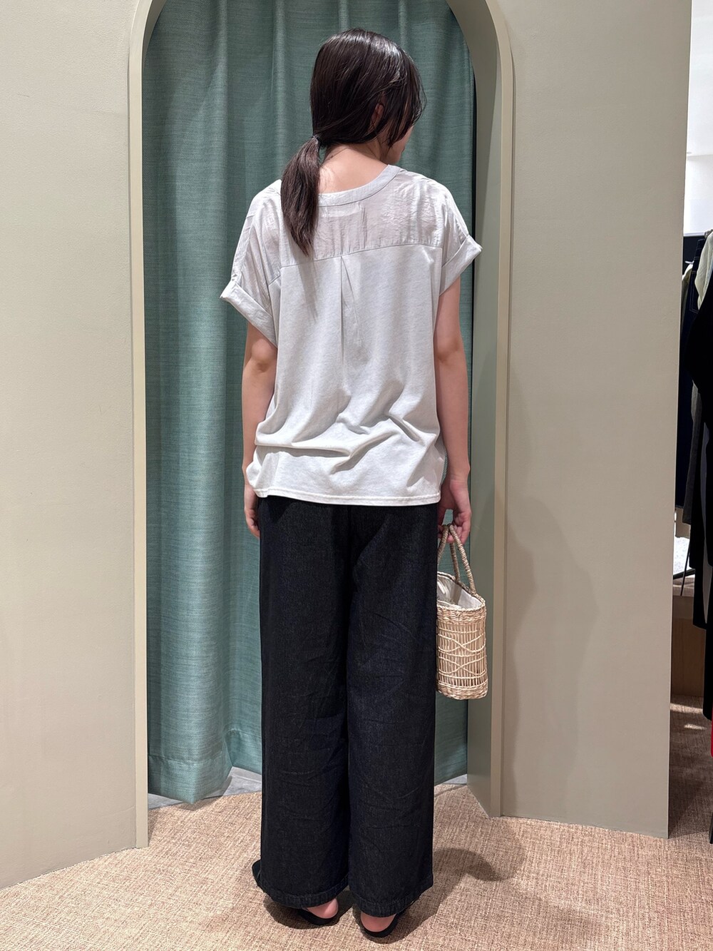 グレー系のシャツ/ブラウス、ブラック系のデニムパンツ、ベージュ系のトートバッグを着用したレディースの夏コーディネートの2枚目の写真