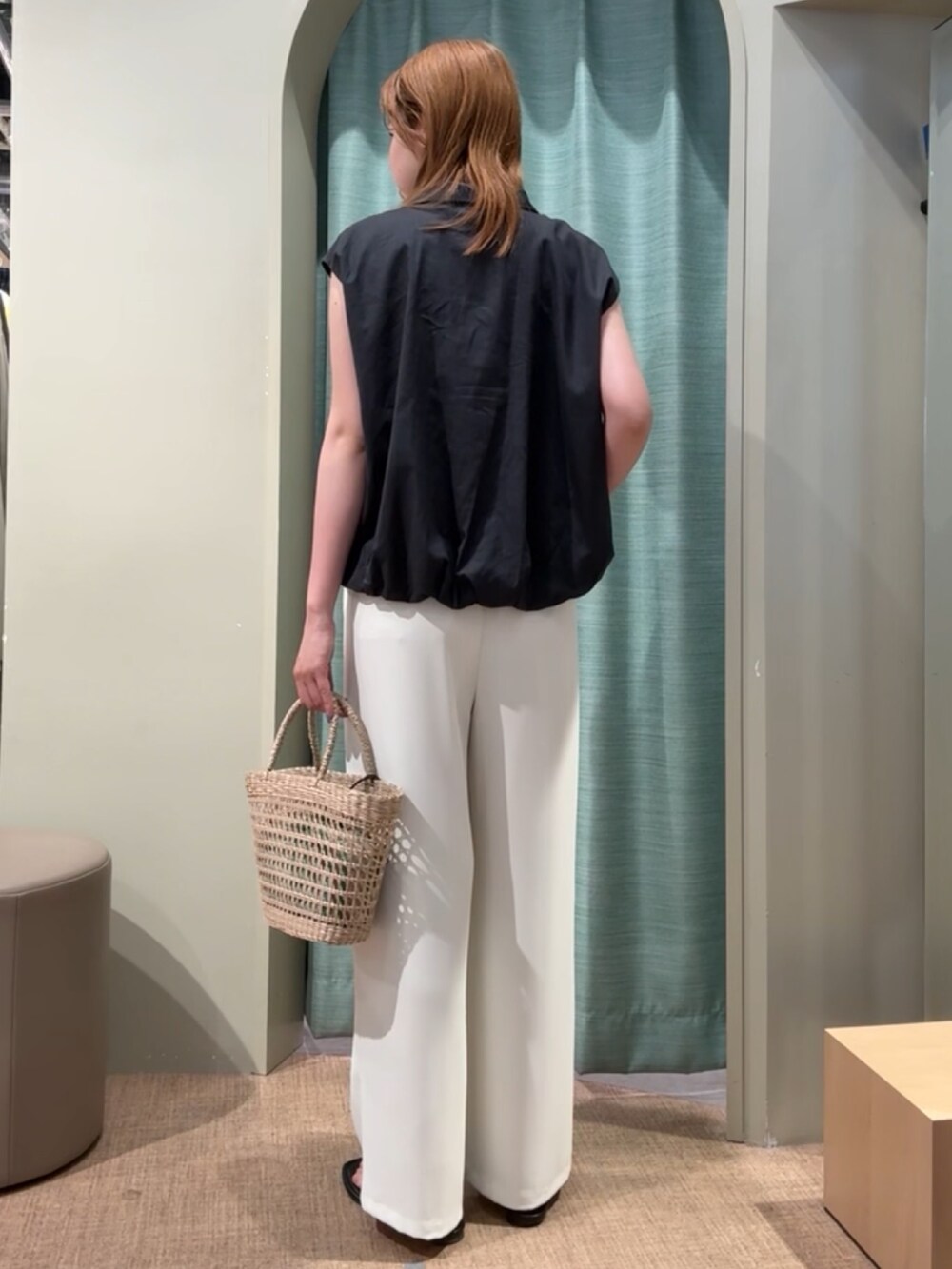 グレー系のシャツ/ブラウス、ホワイト系のその他パンツを着用したレディースの夏コーディネートの2枚目の写真