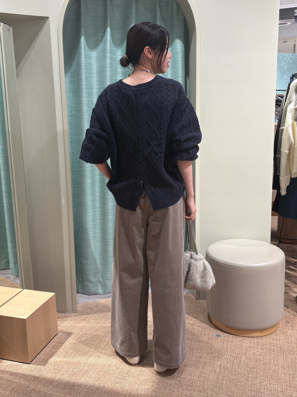 ブルー系のニット/セーター、ベージュ系のその他パンツを着用したレディースの秋コーディネートの2枚目の写真