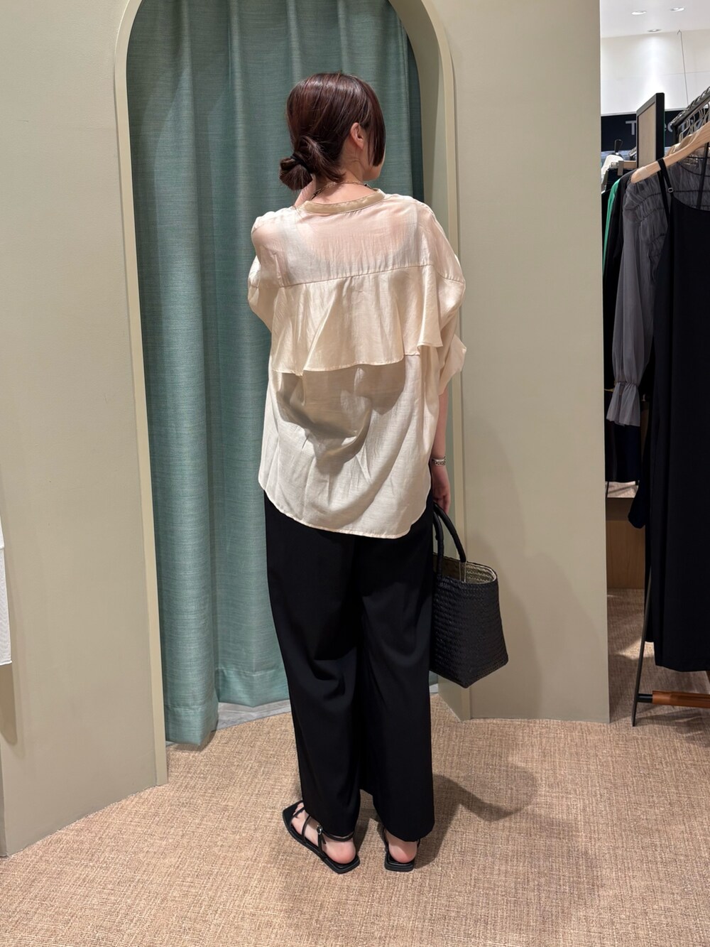 ベージュ系のシャツ/ブラウス、ブラック系のその他パンツ、ブラック系のトートバッグを着用したレディースの春コーディネートの2枚目の写真