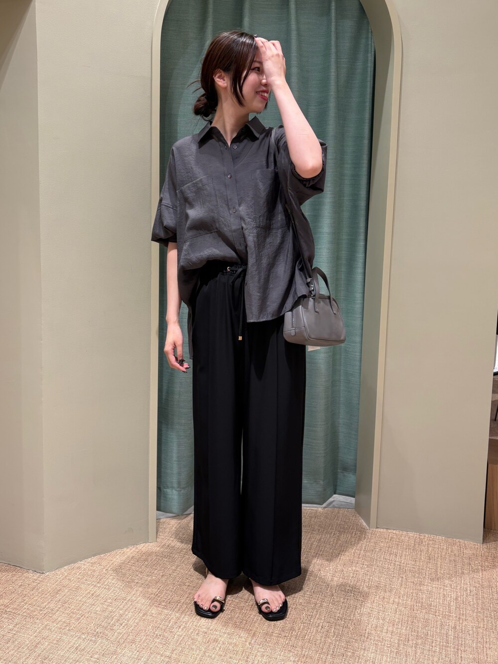 グレー系のシャツ/ブラウス、ブラック系のその他パンツを着用したレディースの夏コーディネートの2枚目の写真