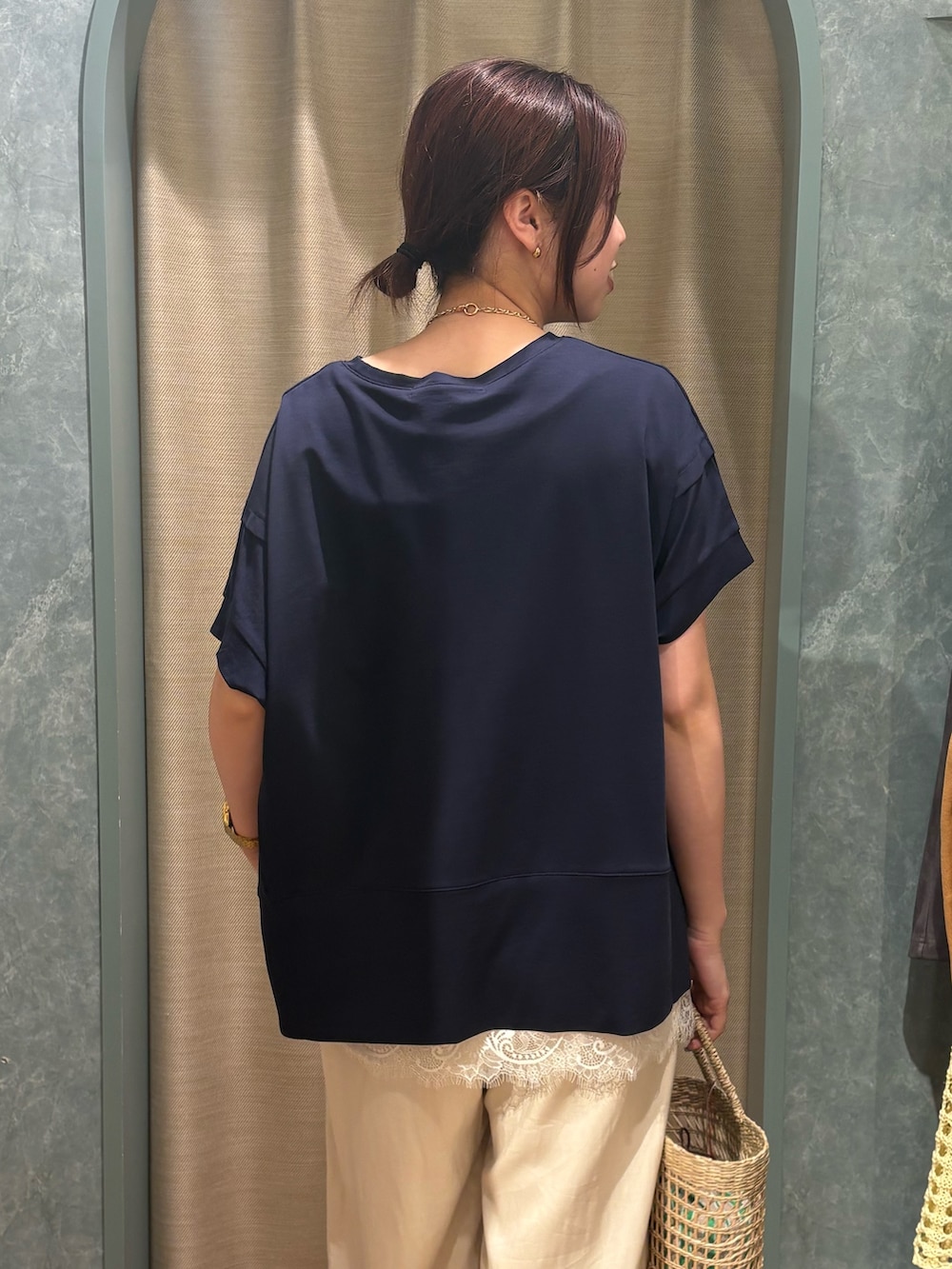 ホワイト系のTシャツ/カットソー、ブルー系のTシャツ/カットソー、ベージュ系のその他パンツを着用したレディースの春コーディネートの2枚目の写真