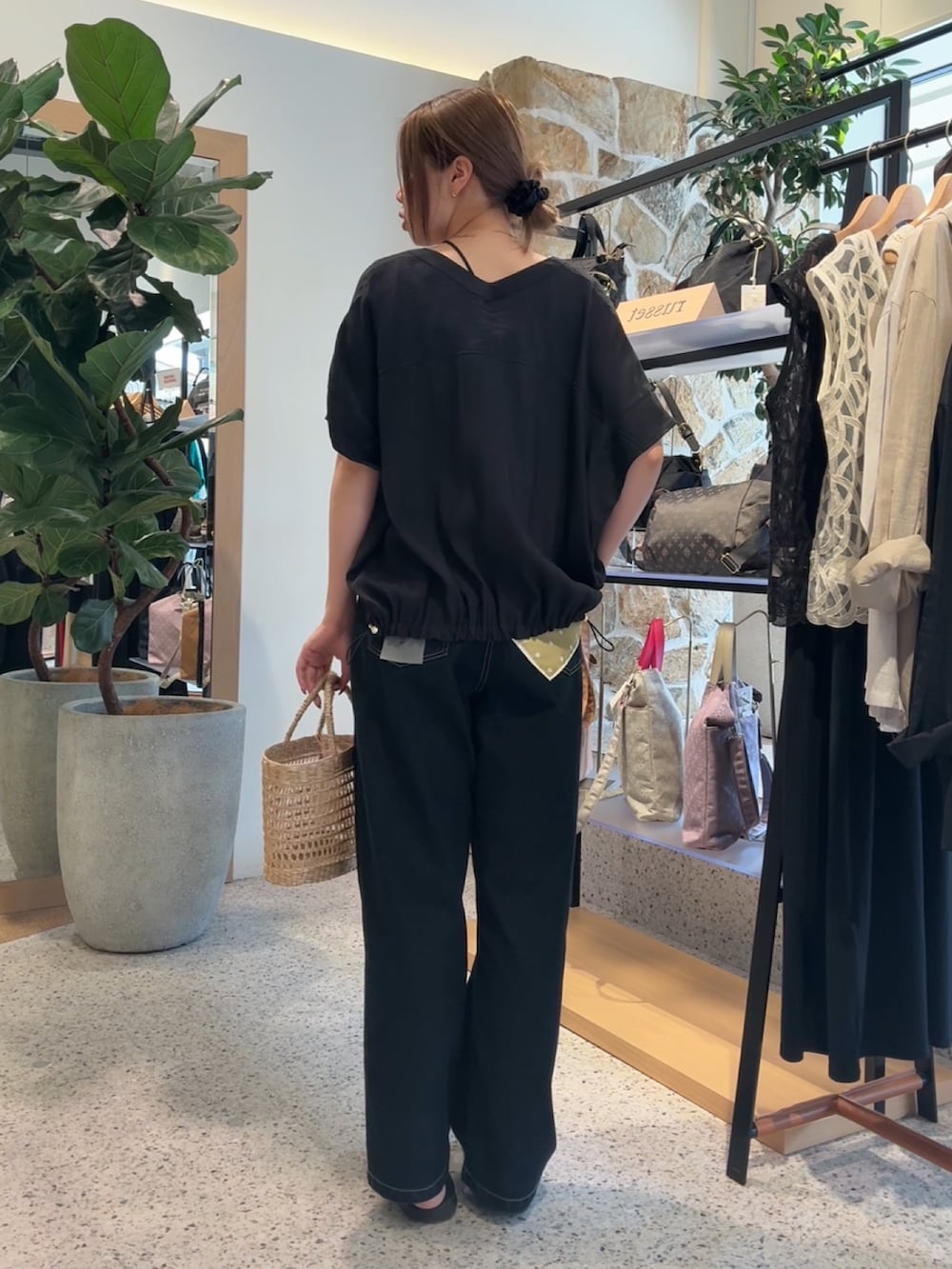 ブラック系のシャツ/ブラウス、ブルー系のデニムパンツを着用したレディースの夏コーディネートの2枚目の写真