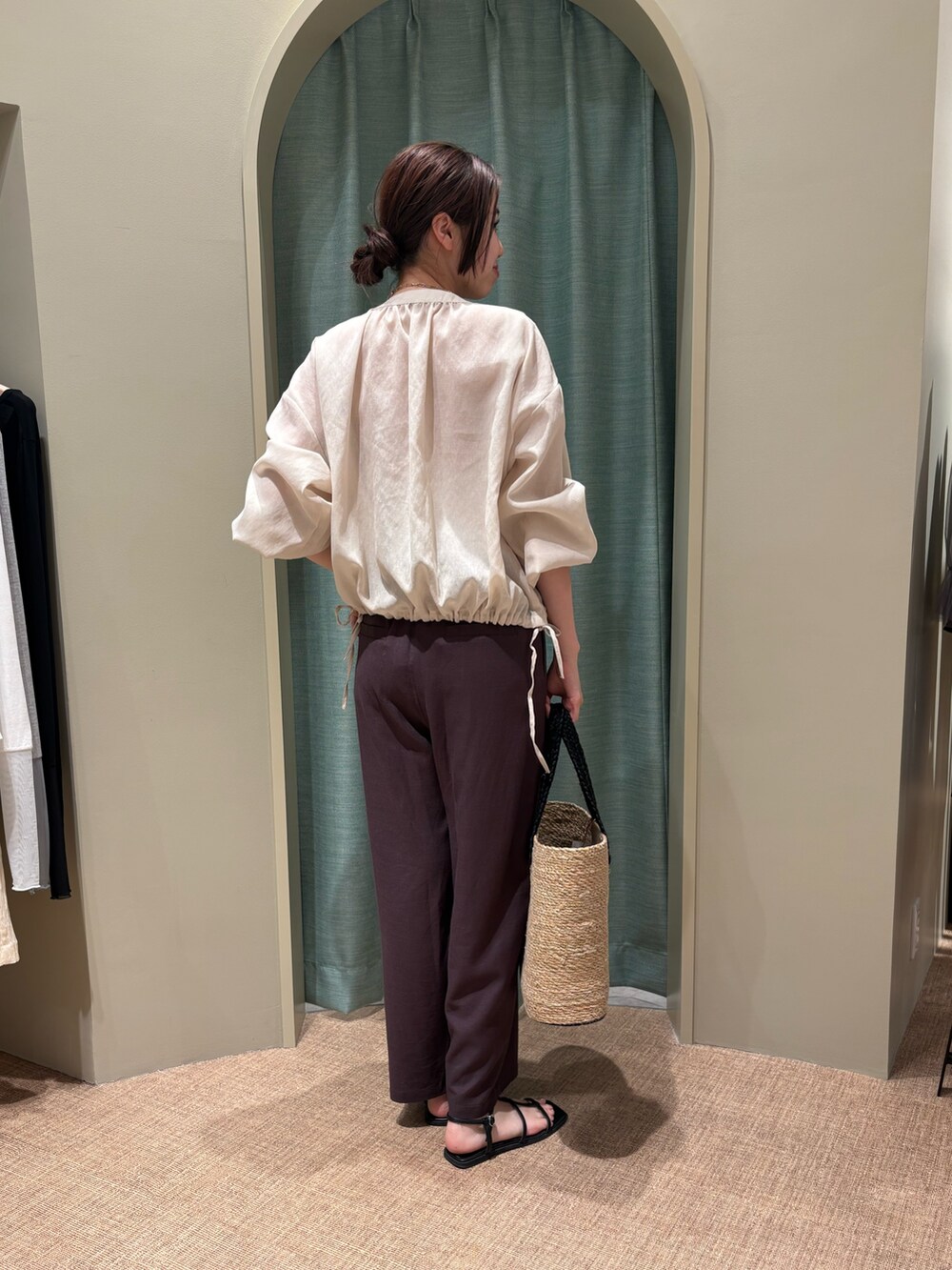 ベージュ系のシャツ/ブラウス、グレー系のその他パンツ、ブラック系のトートバッグを着用したレディースの春コーディネートの2枚目の写真