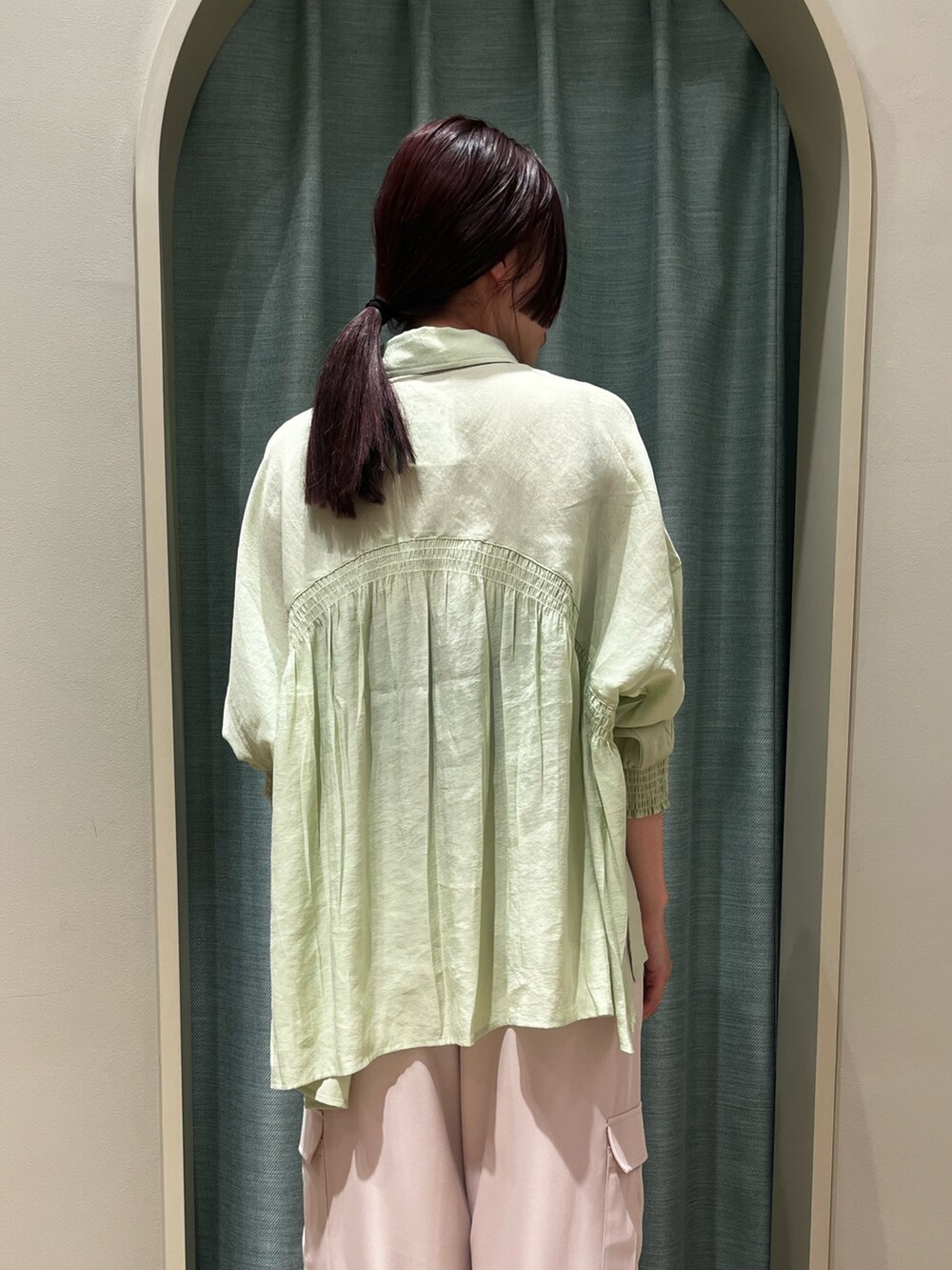 グリーン系のシャツ/ブラウス、ベージュ系のその他パンツを着用したレディースの春コーディネートの2枚目の写真