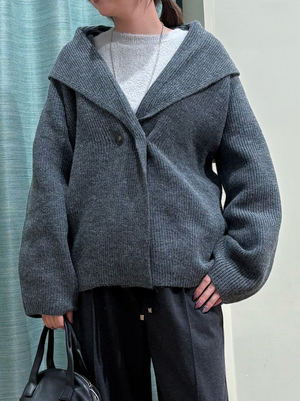 グレー系のニット/セーターを着用したレディースの秋コーディネートの4枚目の写真