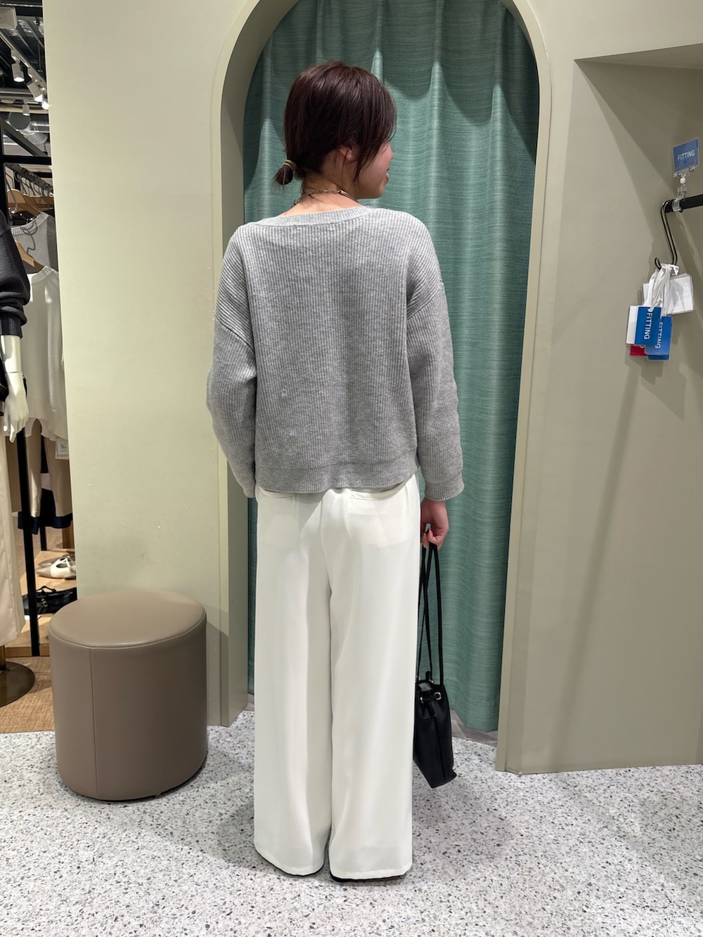 グレー系のカーディガン/ボレロ、ホワイト系のその他パンツを着用したレディースの冬コーディネートの2枚目の写真