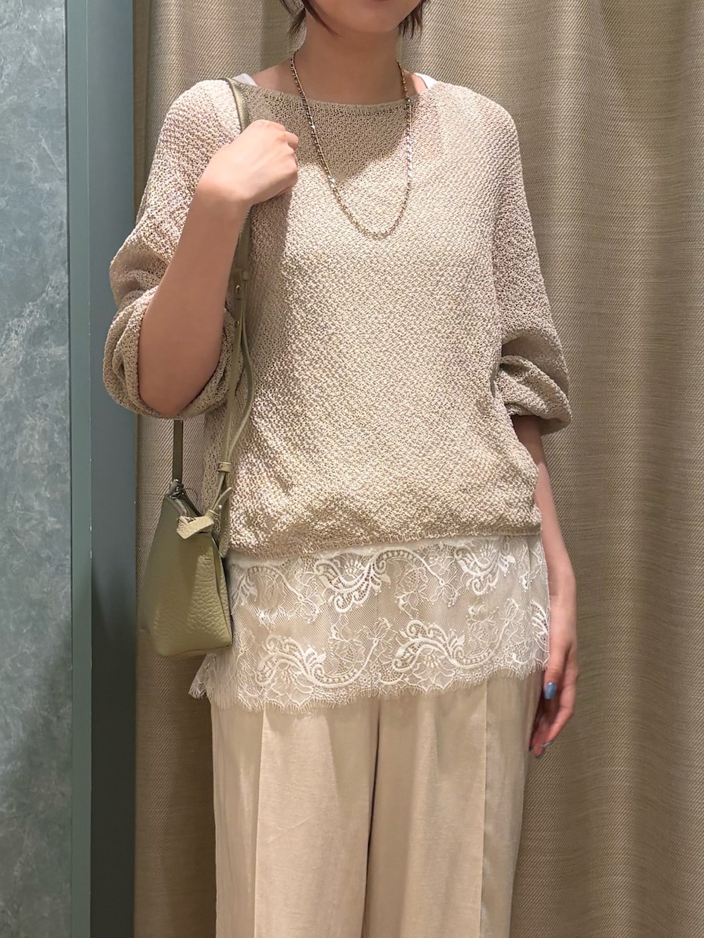 ベージュ系のニット/セーター、ホワイト系のTシャツ/カットソー、ベージュ系のその他パンツを着用したレディースの春コーディネートの2枚目の写真