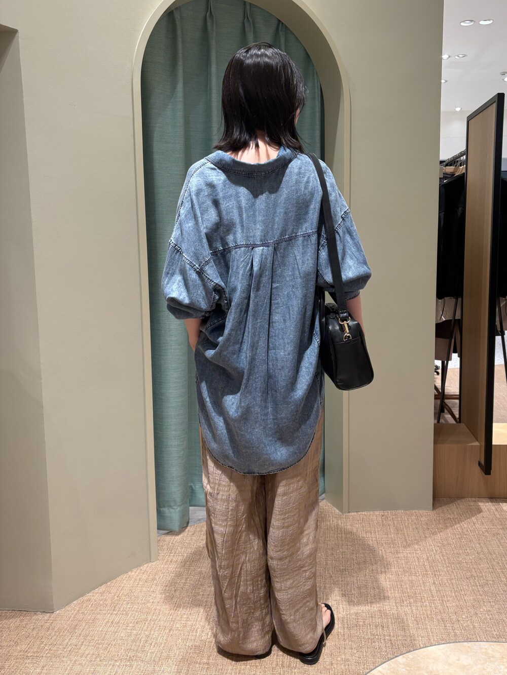 ブルー系のシャツ/ブラウス、ブラック系のショルダーバッグ、ベージュ系のその他パンツを着用したレディースの夏コーディネートの2枚目の写真