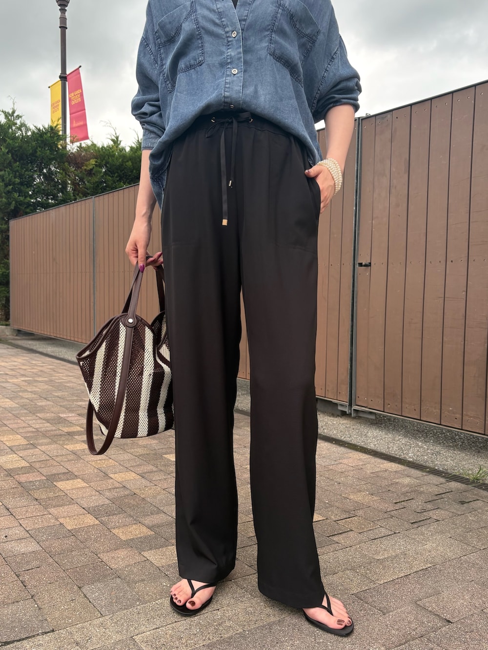 ブルー系のシャツ/ブラウス、ブラック系のその他パンツを着用したレディースの夏コーディネートの2枚目の写真