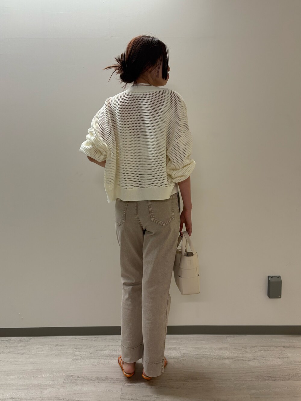 「Jena espace merveilleuxのメッシュニットブルゾン（ブルゾン、ホワイト系）」を使った、みさきさん（レディース・167cm）の春コーディネートの2枚目の写真
