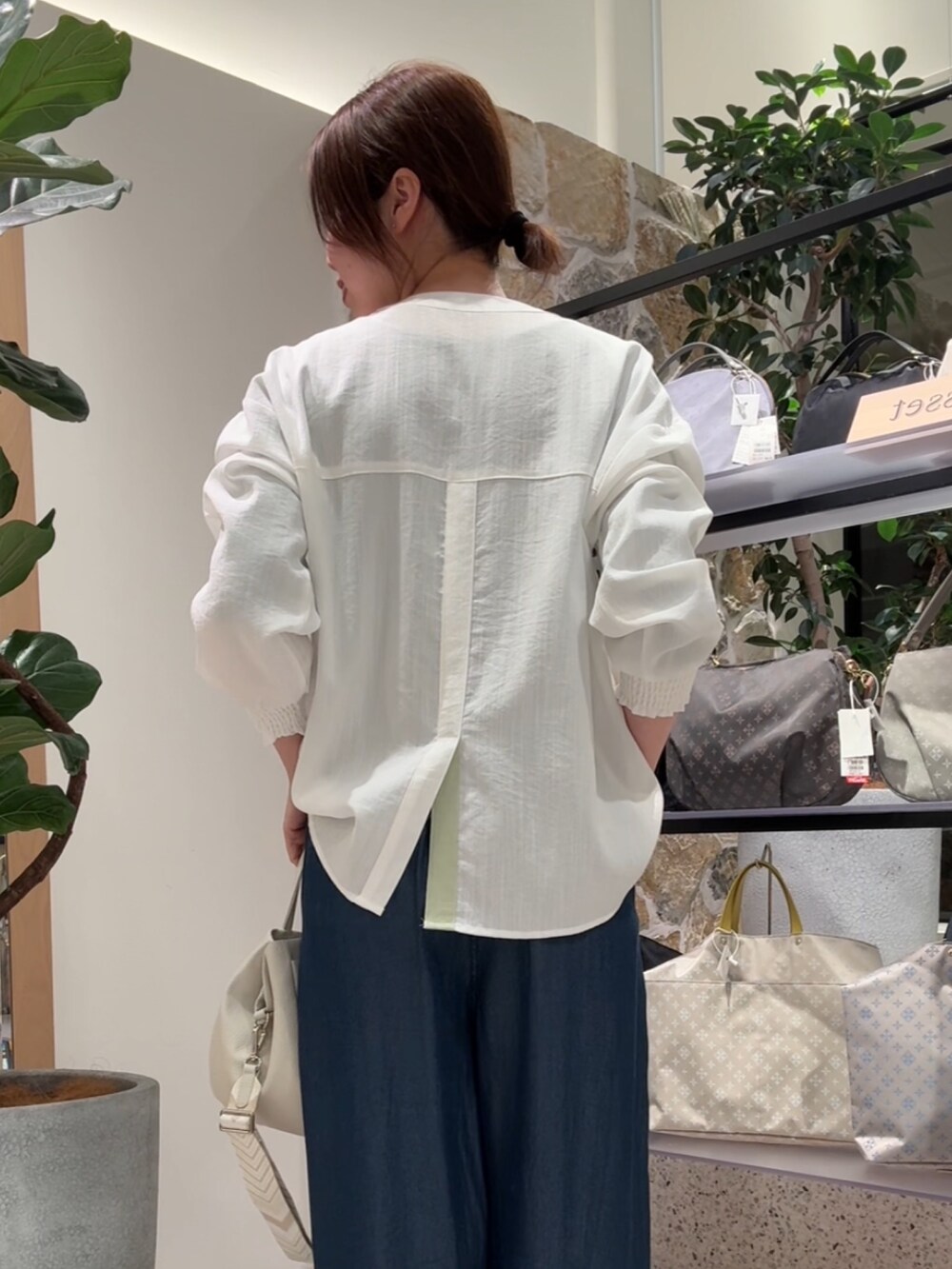 ホワイト系のシャツ/ブラウス、ブルー系のその他パンツ、ホワイト系のトートバッグを着用したレディースの春コーディネートの2枚目の写真