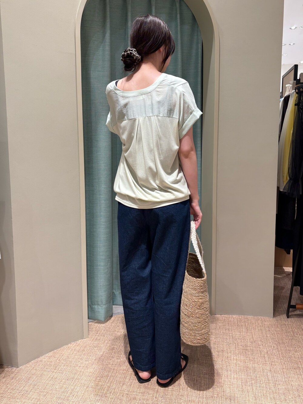 グリーン系のシャツ/ブラウス、ブルー系のデニムパンツを着用したレディースの夏コーディネートの2枚目の写真