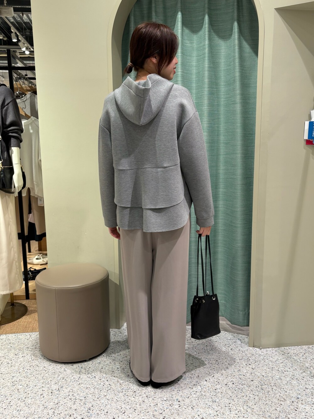 グレー系のパーカー、グレー系のその他パンツを着用したレディースの冬コーディネートの2枚目の写真