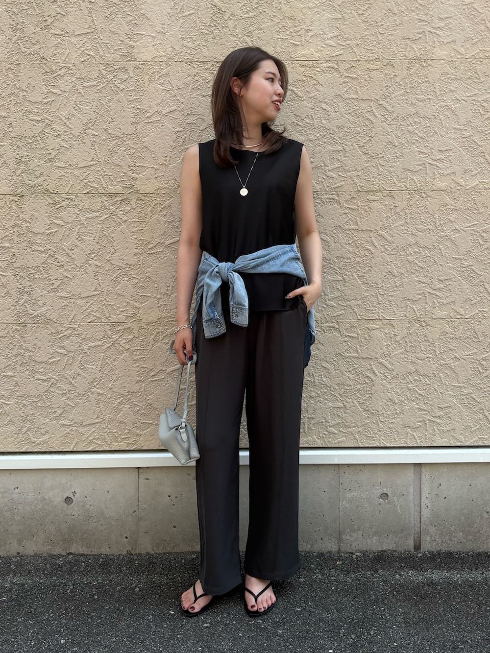 ブラック系のシャツ/ブラウス、ブルー系のシャツ/ブラウスを着用したレディースの夏コーディネートの2枚目の写真