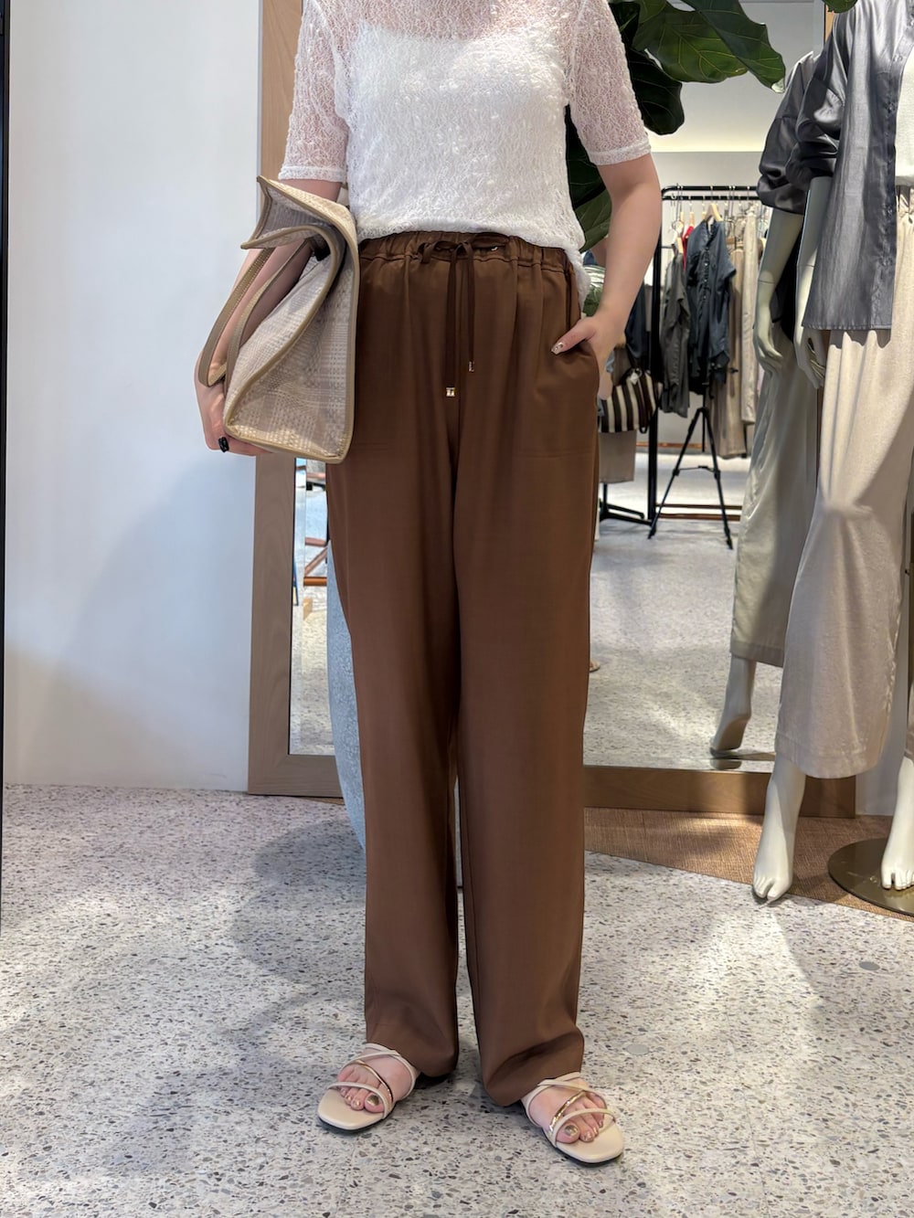 ホワイト系のTシャツ/カットソー、ブラウン系のその他パンツを着用したレディースの夏コーディネートの2枚目の写真