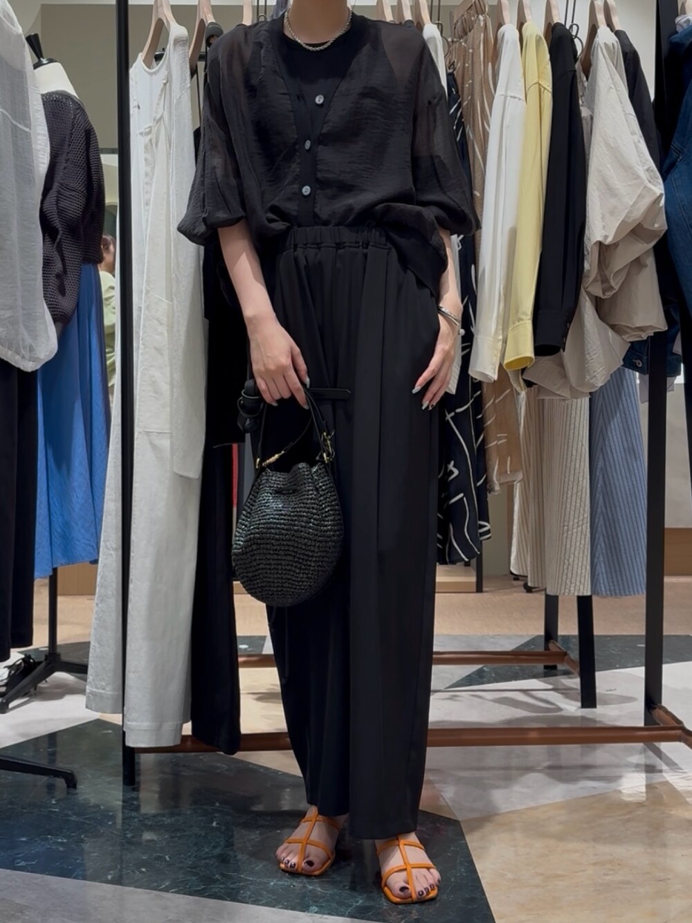 ブラック系のカーディガン/ボレロ、ブラック系のその他パンツ、ブラック系のトートバッグを着用したレディースの春コーディネートの2枚目の写真