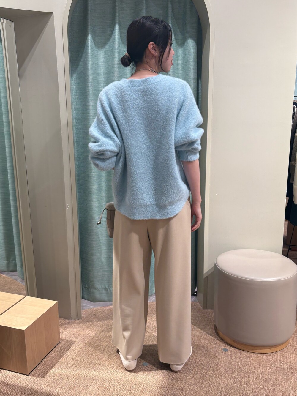 ブルー系のニット/セーター、ベージュ系のその他パンツを着用したレディースの秋コーディネートの2枚目の写真