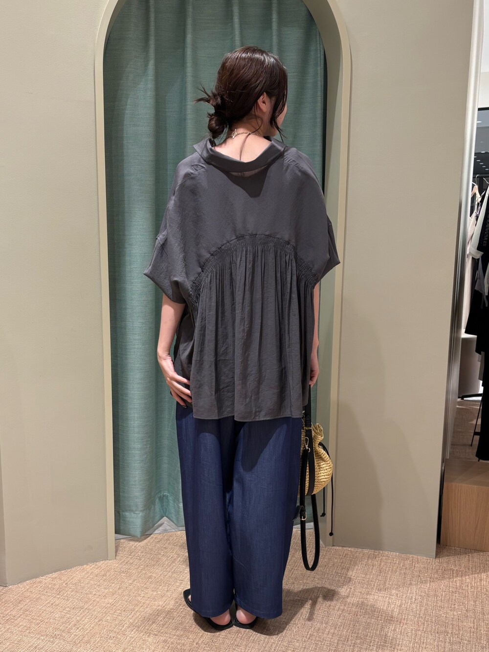 グレー系のシャツ/ブラウス、ブルー系のその他パンツ、ベージュ系のトートバッグを着用したレディースの夏コーディネートの2枚目の写真