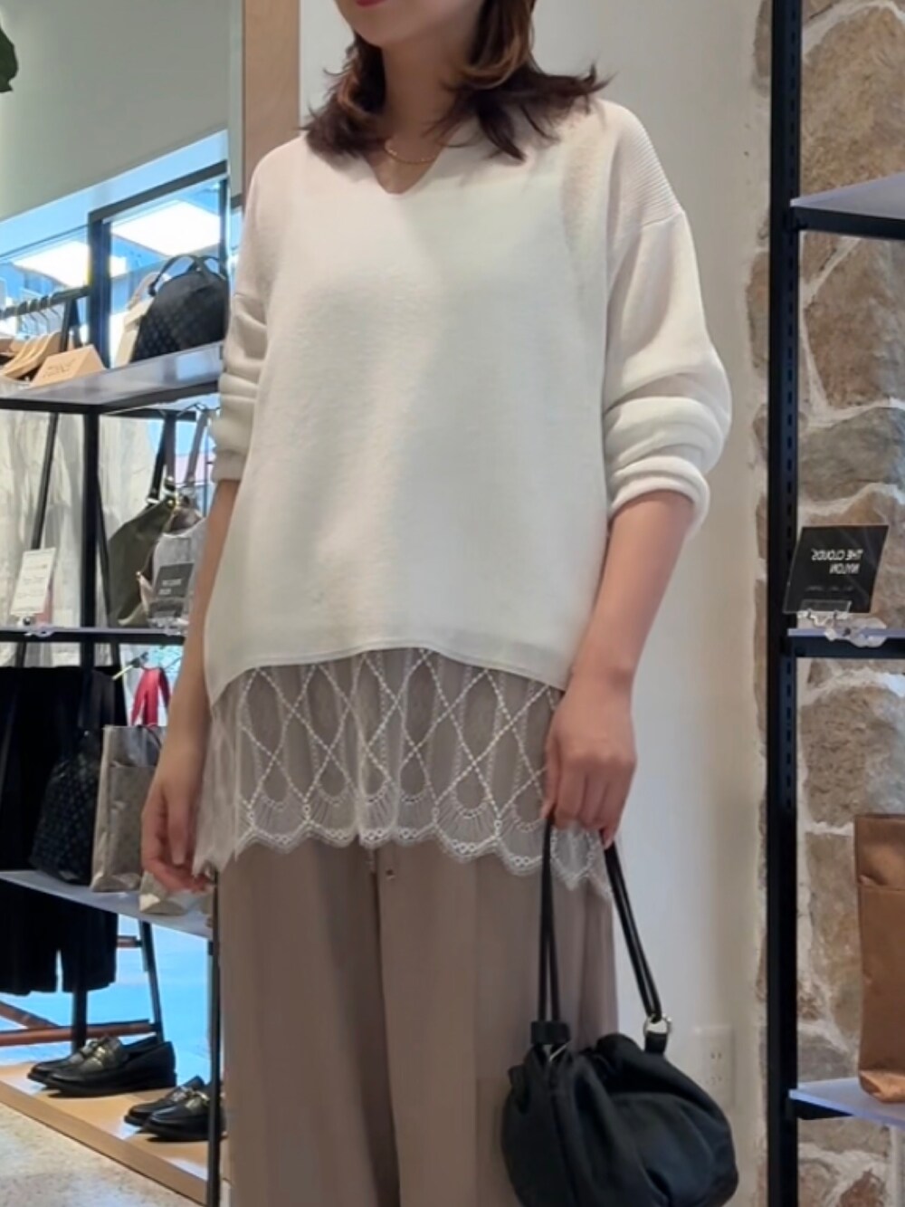 ホワイト系のTシャツ/カットソー、ベージュ系のその他パンツを着用したレディースの春コーディネートの2枚目の写真