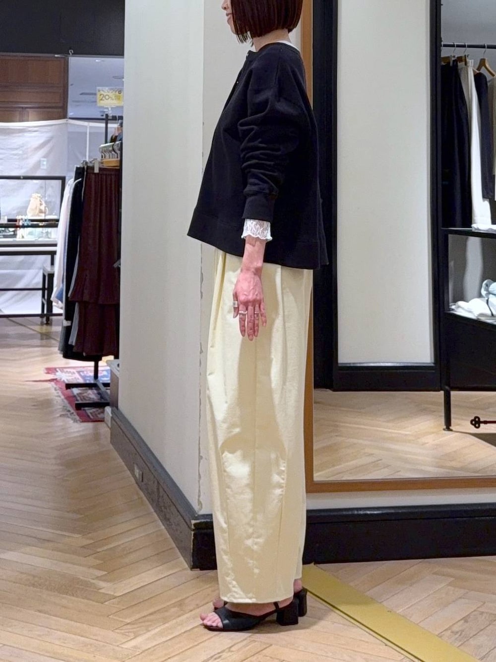 ブラック系のショルダーバッグ、ブルー系のTシャツ/カットソー、ブラック系のサンダルを着用したレディースの春コーディネートの3枚目の写真