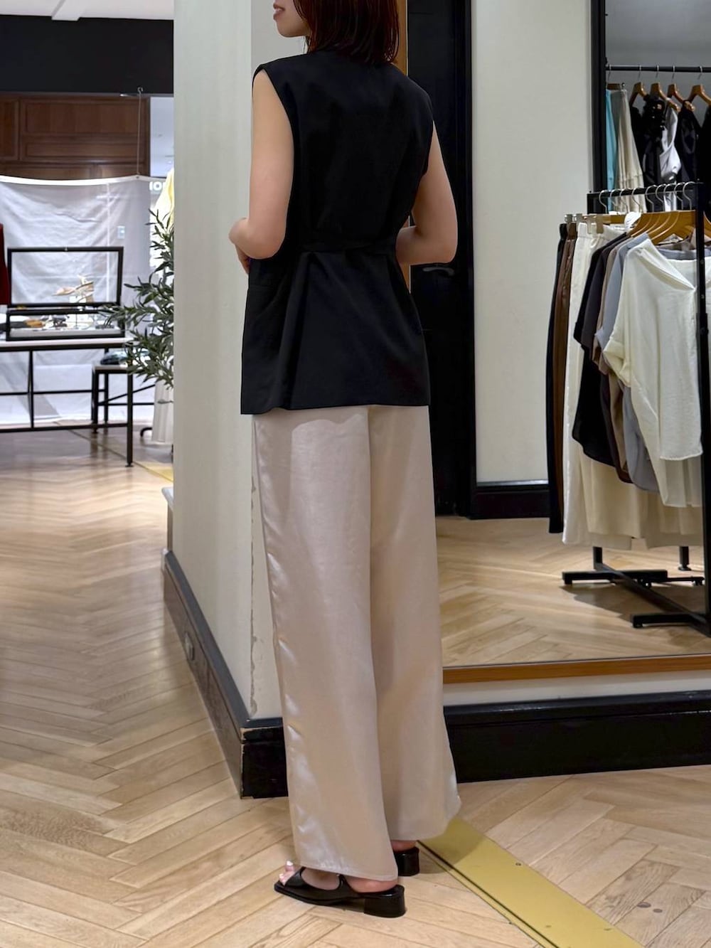 ホワイト系のトートバッグ、ブラック系のパンプス、ホワイト系のその他パンツを着用したレディースの夏コーディネートの4枚目の写真