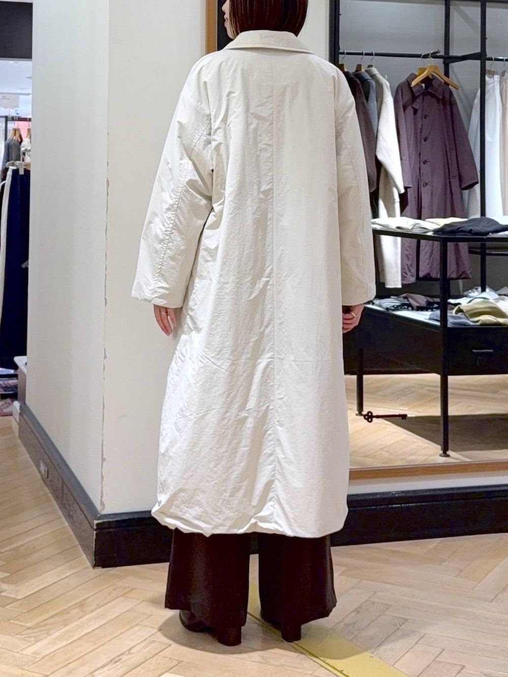 ブラック系のブーツ、グレー系のニット/セーター、ブラウン系のスラックスを着用したレディースの冬コーディネートの3枚目の写真