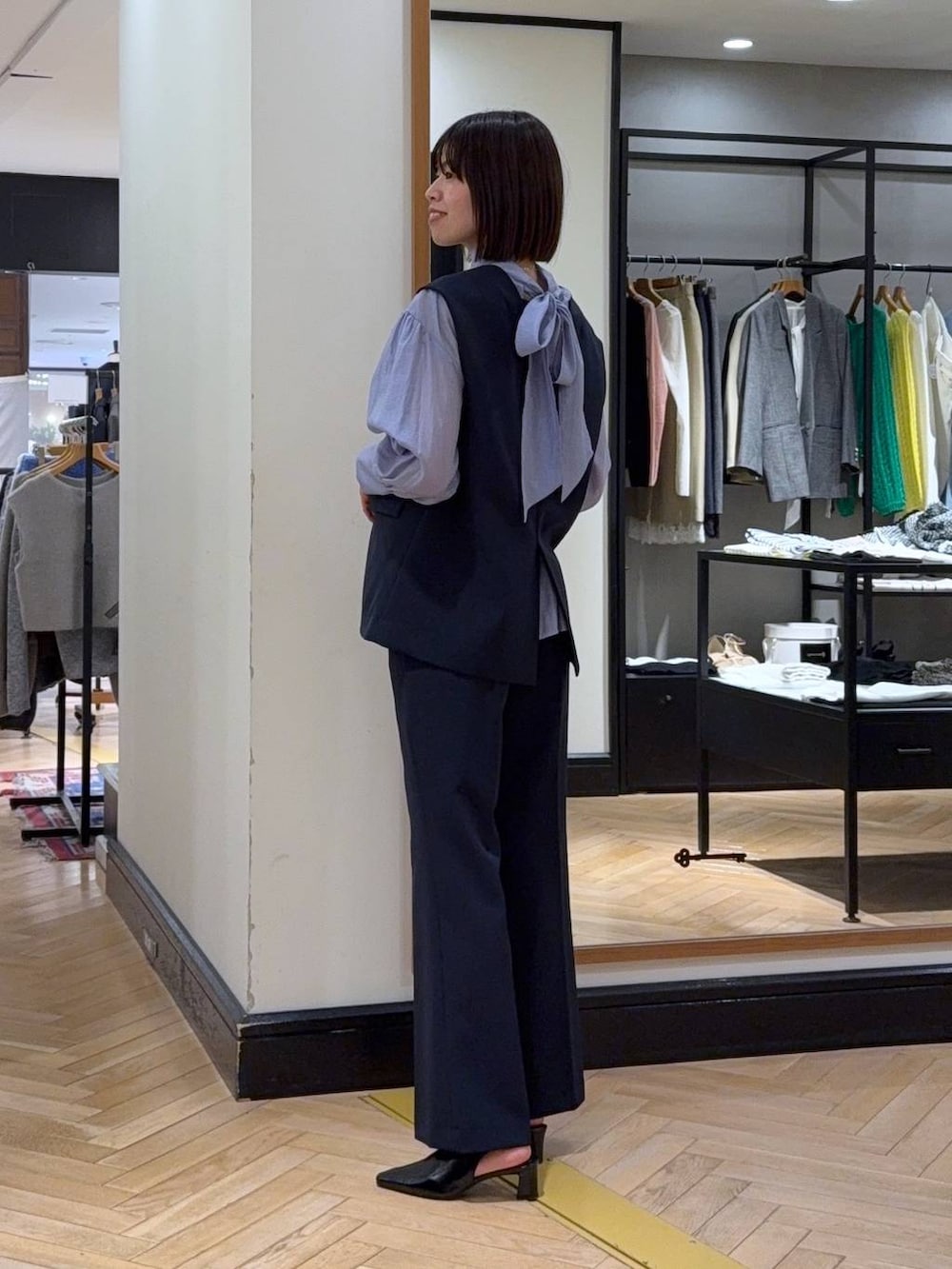 ブラック系のショルダーバッグ、ブルー系のシャツ/ブラウス、ブルー系のスーツセットを着用したレディースの冬コーディネートの7枚目の写真