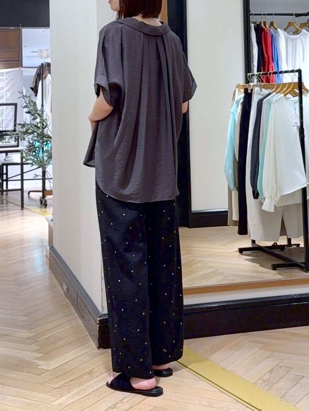グレー系のシャツ/ブラウス、ブラック系のその他パンツ、ブラック系のサンダルを着用したレディースの春コーディネートの3枚目の写真