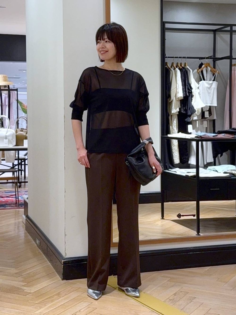 ブラック系のTシャツ/カットソー、ブラック系のハンドバッグ、ブラウン系のパンツドレスを着用したレディースの夏コーディネートの5枚目の写真