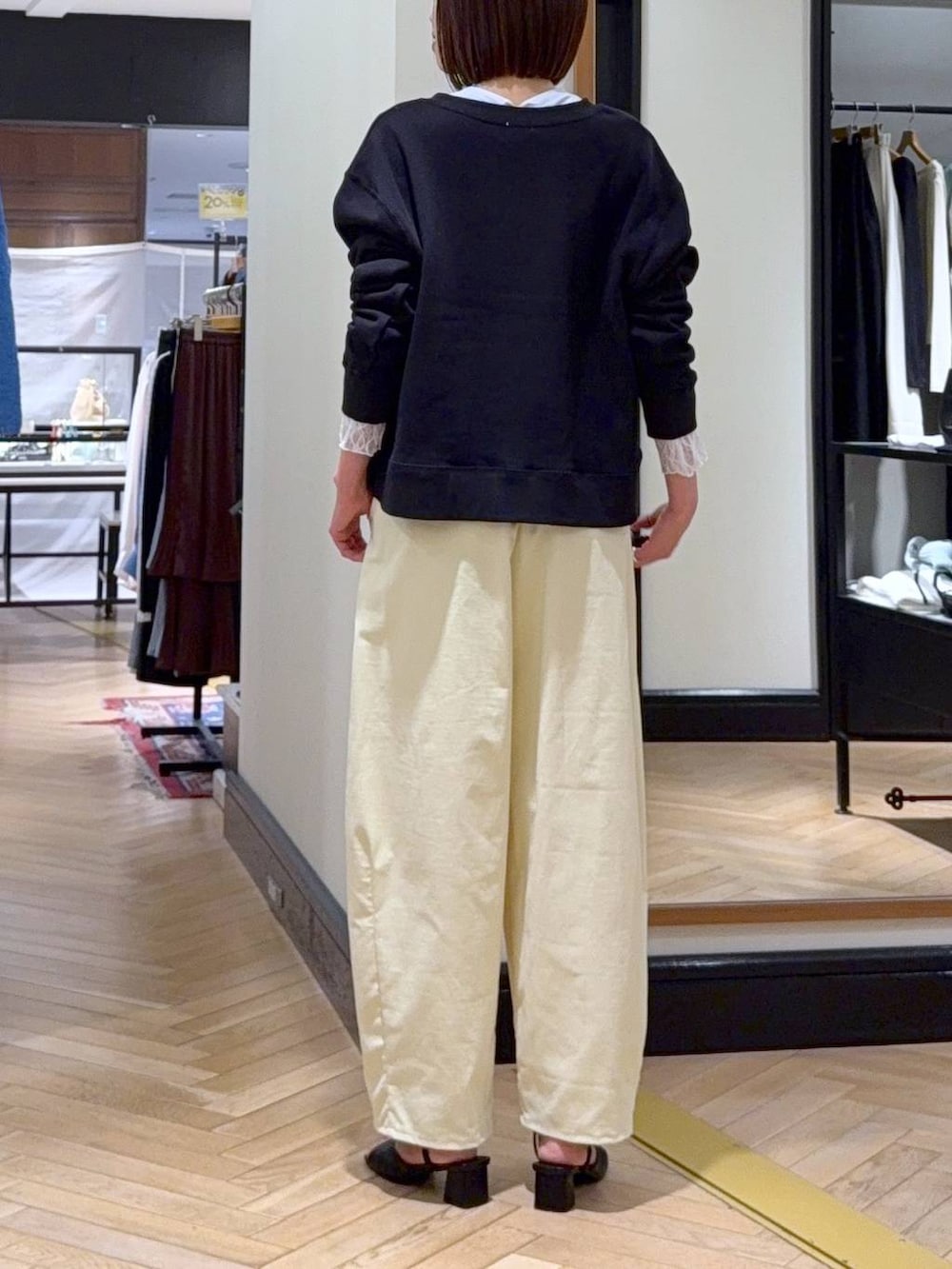 ブラック系のショルダーバッグ、ブルー系のTシャツ/カットソー、ブラック系のサンダルを着用したレディースの春コーディネートの5枚目の写真