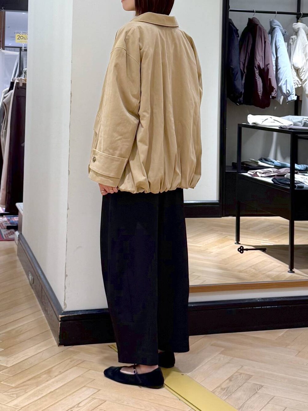 ブラック系のスラックス、グレー系のニット/セーター、ブラック系のショルダーバッグを着用したレディースの秋コーディネートの4枚目の写真