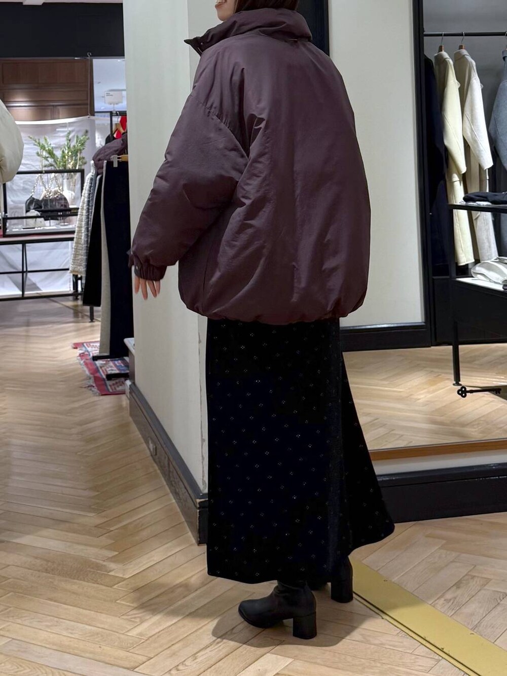 ブラック系のブーツ、ブラウン系のブルゾン、グレー系のニット/セーターを着用したレディースの冬コーディネートの4枚目の写真