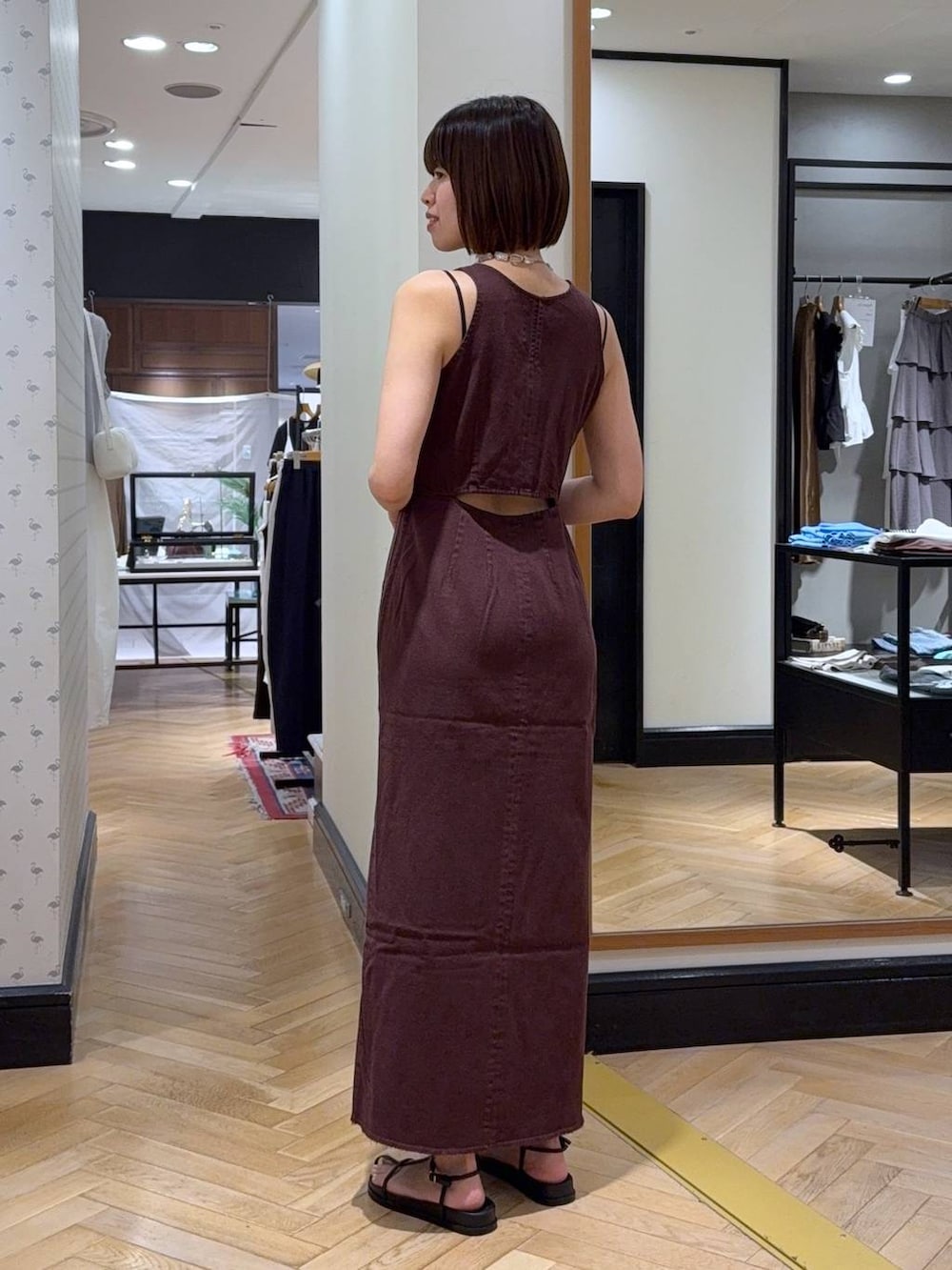 シルバー系のハンドバッグ、レッド系のワンピース、ホワイト系のサンダルを着用したレディースの夏コーディネートの8枚目の写真