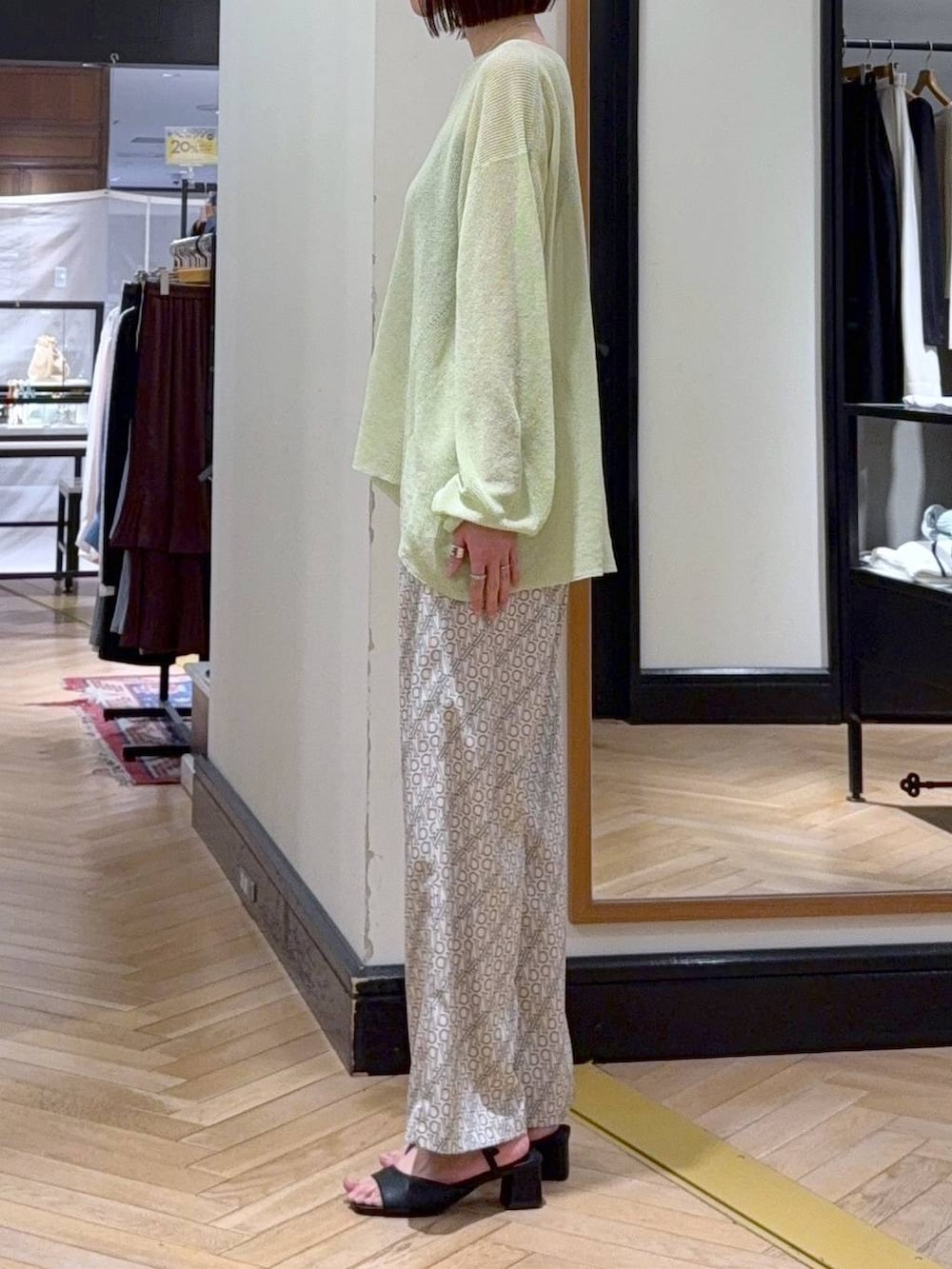 ブラック系のサンダル、ブラック系のショルダーバッグ、グリーン系のニット/セーターを着用したレディースの春コーディネートの2枚目の写真