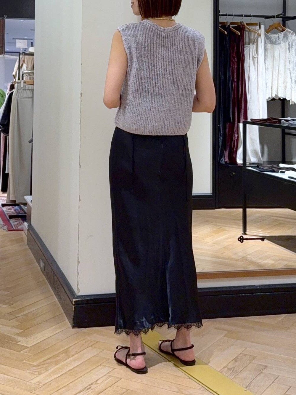 ブラウン系のサンダル、グレー系のニット/セーター、ブルー系のワンピースを着用したレディースの夏コーディネートの3枚目の写真