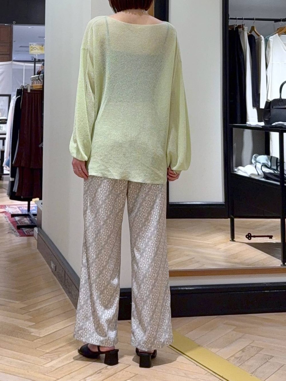 ブラック系のサンダル、ブラック系のショルダーバッグ、グリーン系のニット/セーターを着用したレディースの春コーディネートの4枚目の写真