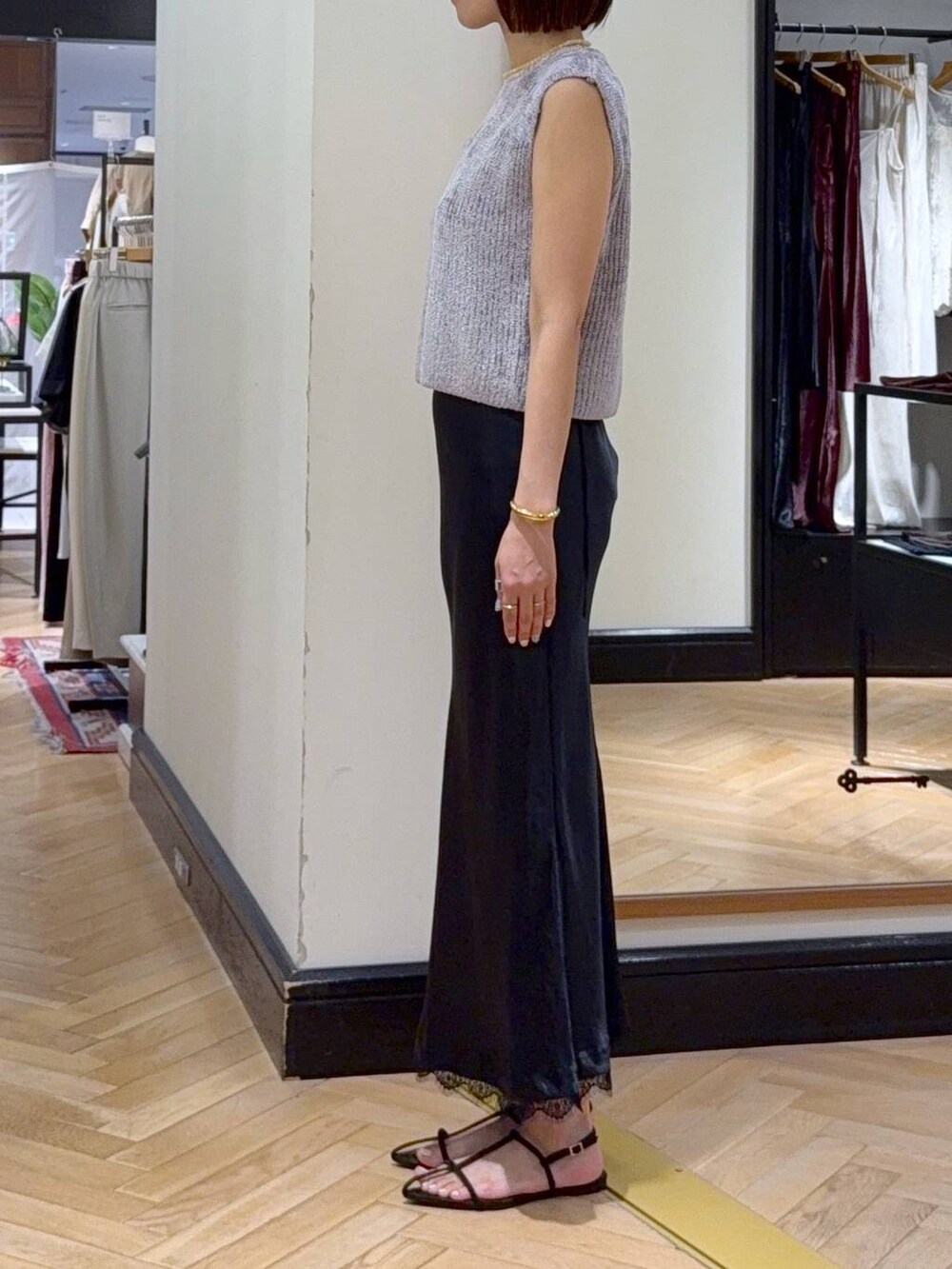 ブラウン系のサンダル、グレー系のニット/セーター、ブルー系のワンピースを着用したレディースの夏コーディネートの2枚目の写真