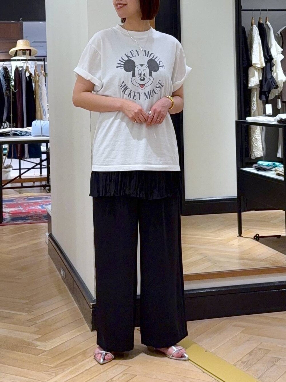 ホワイト系のTシャツ/カットソー、シルバー系のサンダル、ブラック系のハンドバッグを着用したレディースの夏コーディネートの5枚目の写真