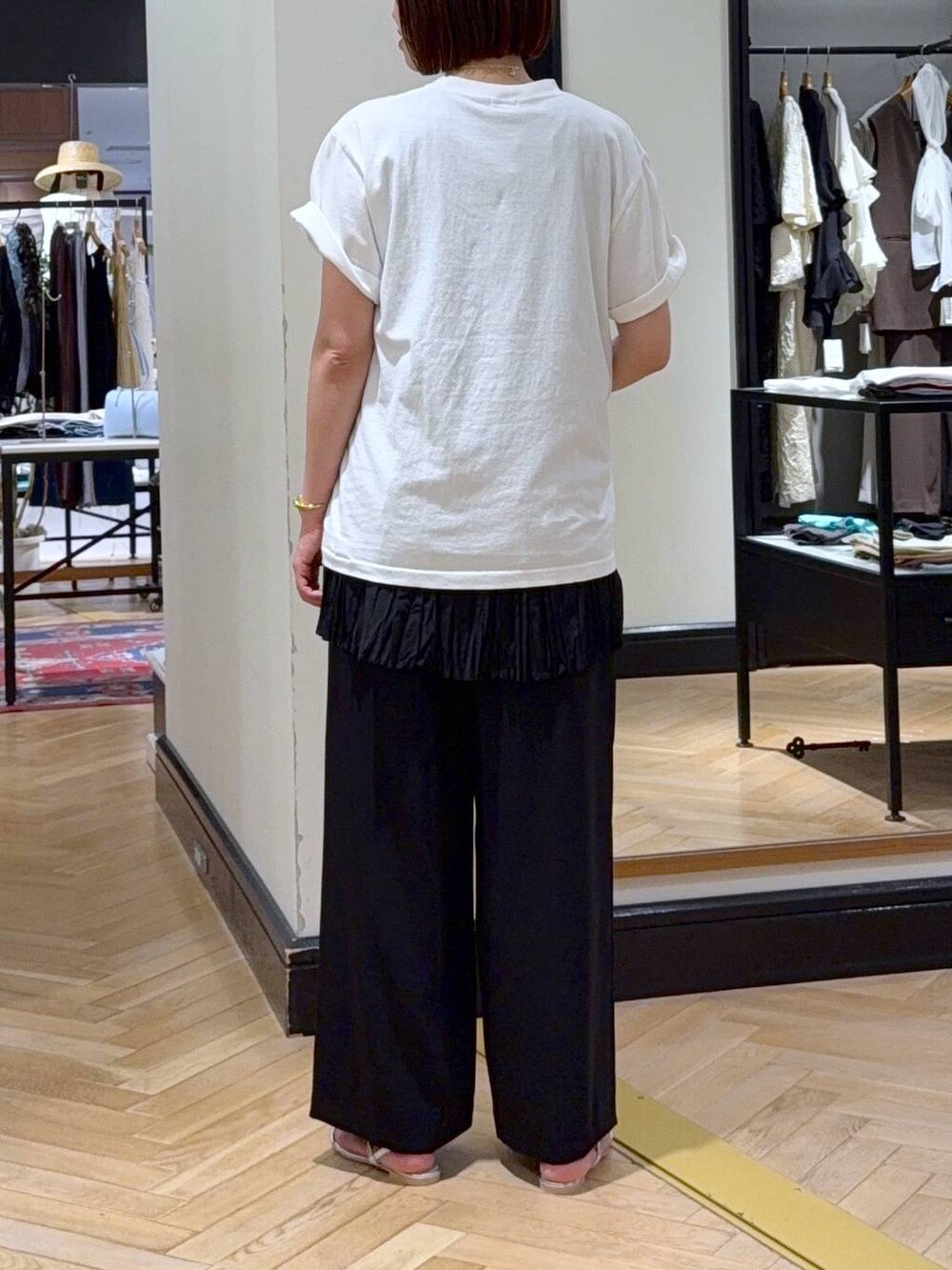 ホワイト系のTシャツ/カットソー、シルバー系のサンダル、ブラック系のハンドバッグを着用したレディースの夏コーディネートの4枚目の写真