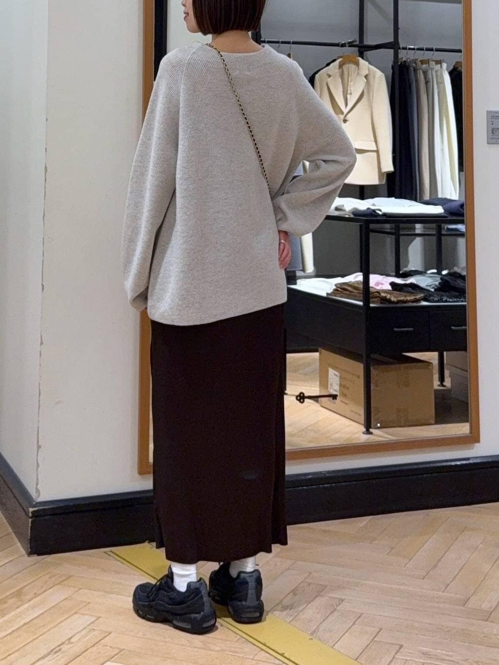 グレー系のニット/セーター、ブラウン系のスカートを着用したレディースの冬コーディネートの5枚目の写真