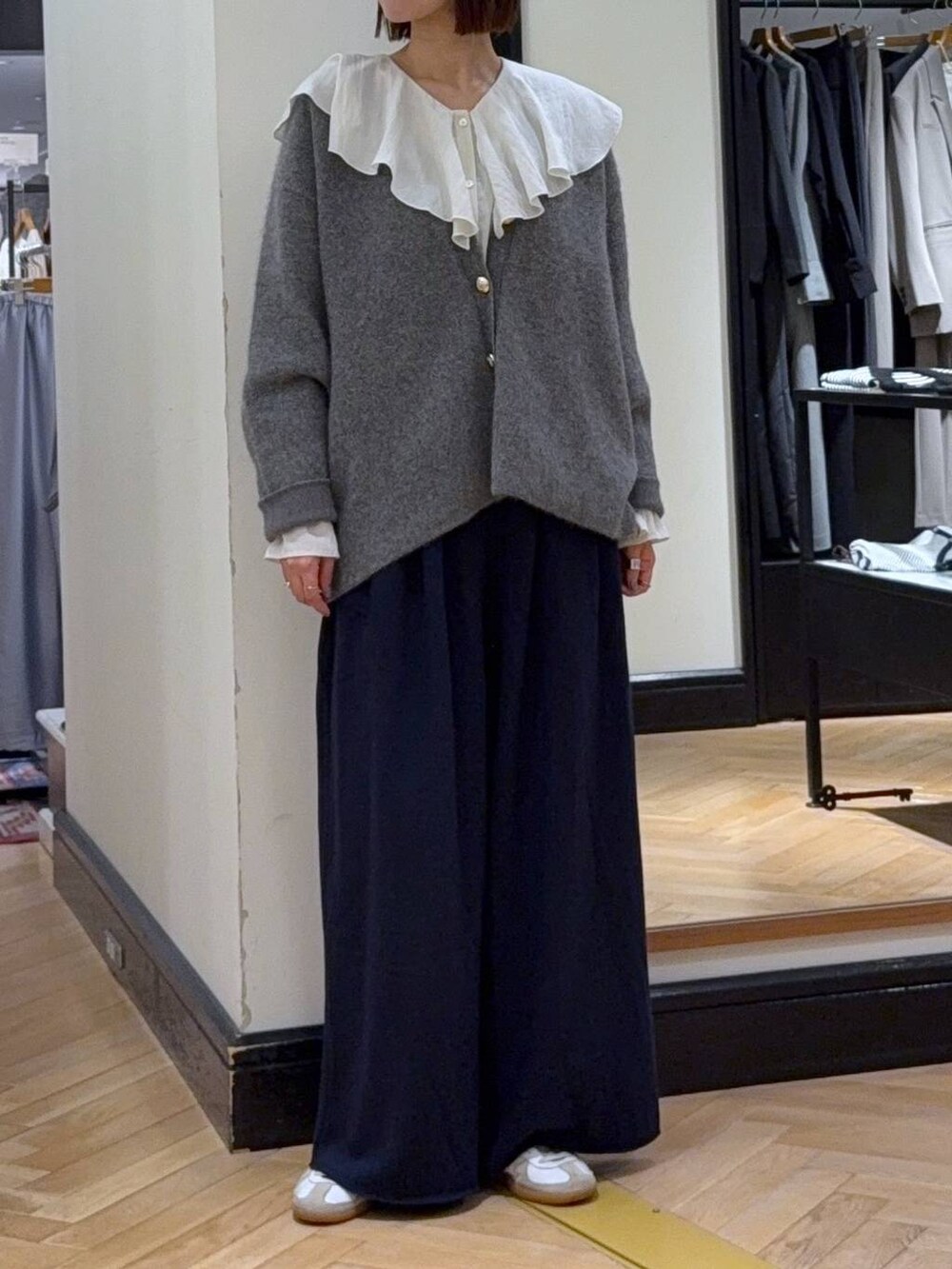 グレー系のカーディガン/ボレロ、ホワイト系のシャツ/ブラウス、ブルー系のスウェットパンツを着用したレディースの秋コーディネートの5枚目の写真