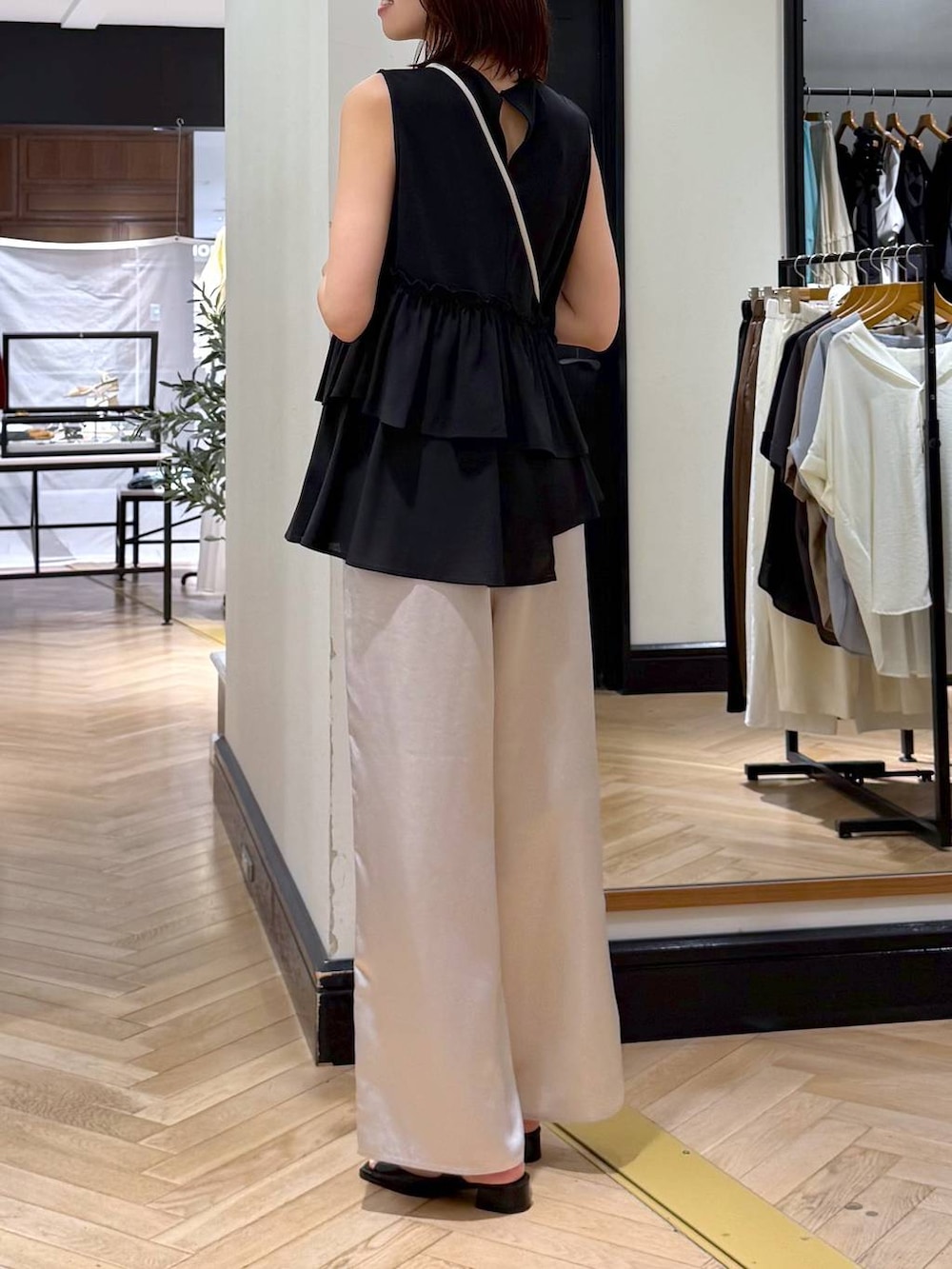 ブラック系のパンプス、ホワイト系のその他パンツ、ブラック系のシャツ/ブラウスを着用したレディースの夏コーディネートの2枚目の写真