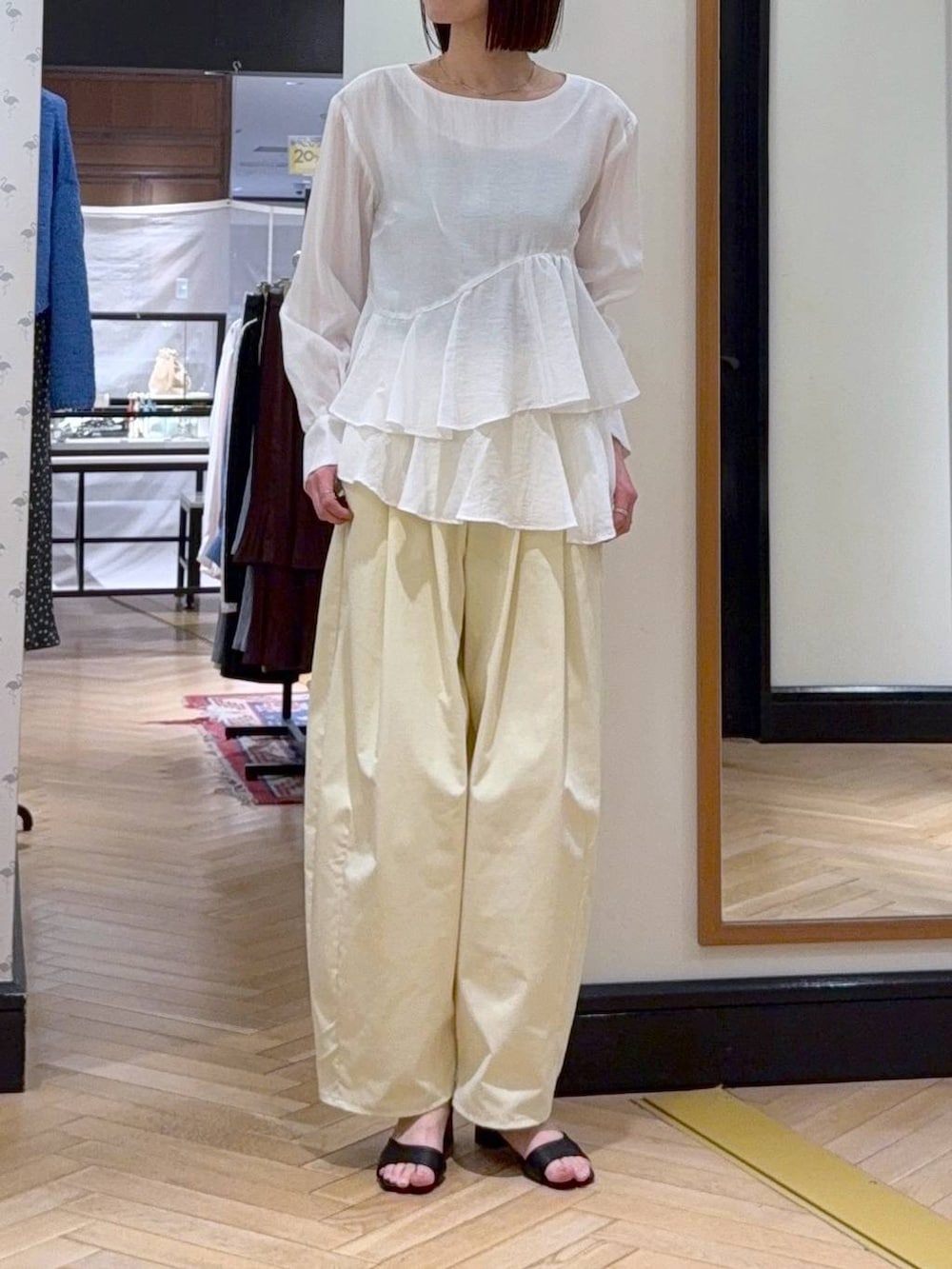 ブラック系のショルダーバッグ、ホワイト系のシャツ/ブラウス、ブラック系のサンダルを着用したレディースの春コーディネートの5枚目の写真