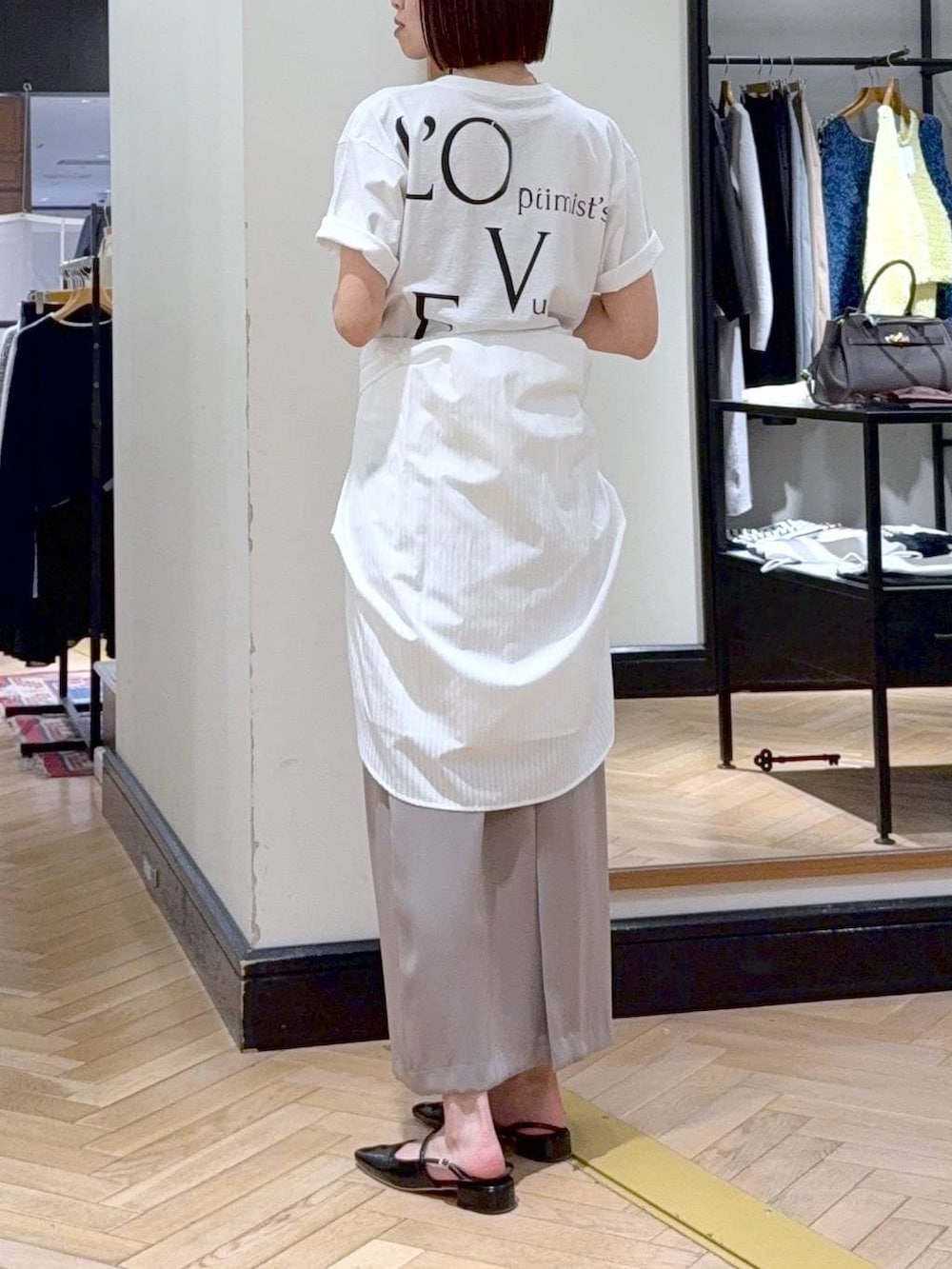 ブラック系のショルダーバッグ、ホワイト系のシャツ/ブラウス、ブラック系のパンプスを着用したレディースの春コーディネートの4枚目の写真