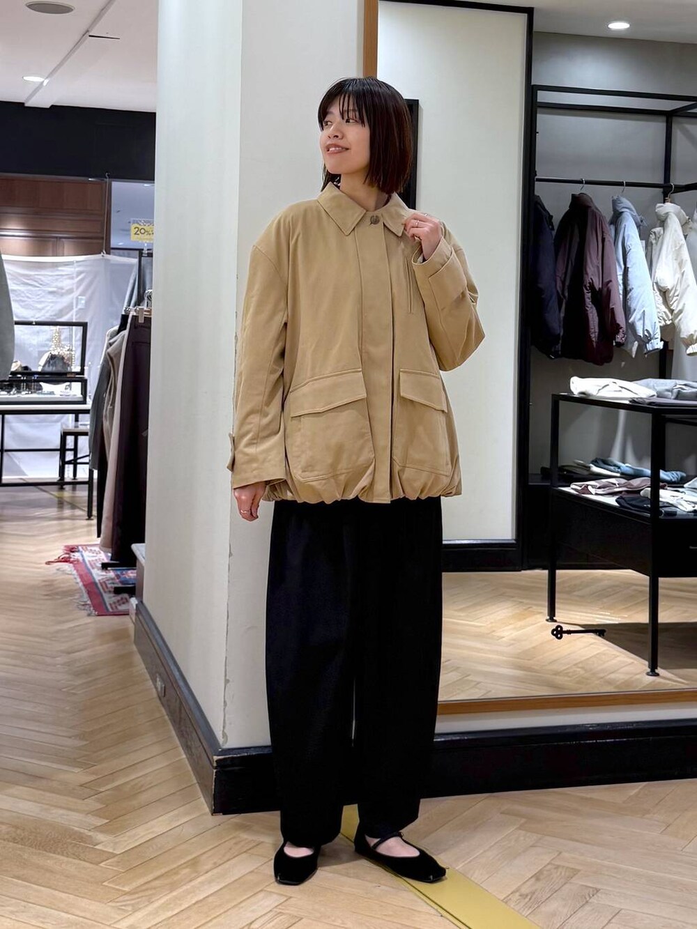 ブラック系のスラックス、グレー系のニット/セーター、ブラック系のショルダーバッグを着用したレディースの秋コーディネートの5枚目の写真