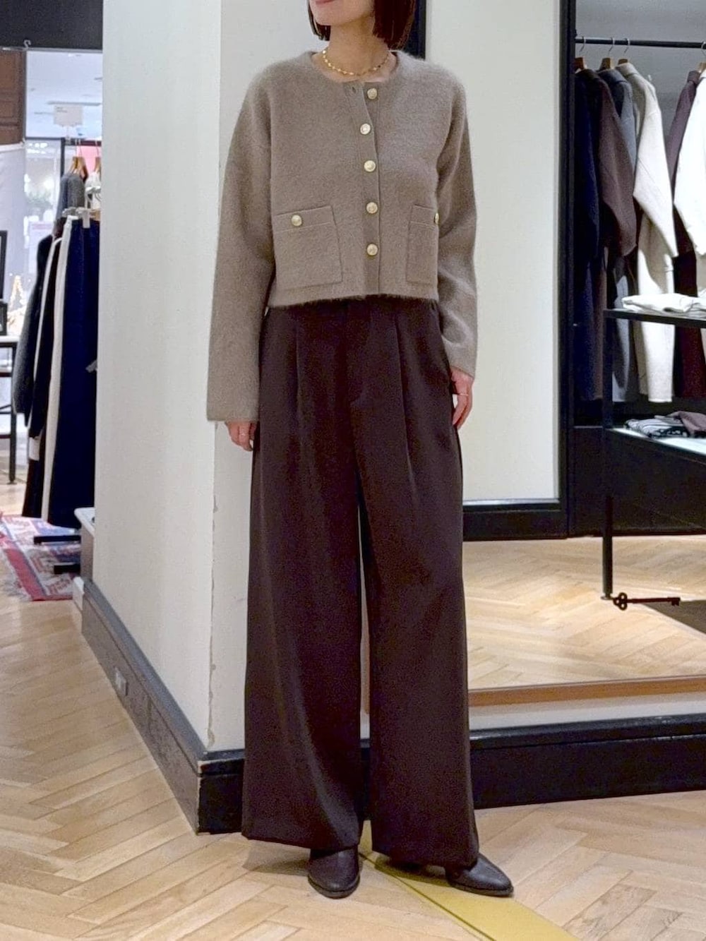 ブラウン系のブーツ、イエロー系のカーディガン/ボレロ、ブラウン系のスラックスを着用したレディースの秋コーディネートの5枚目の写真