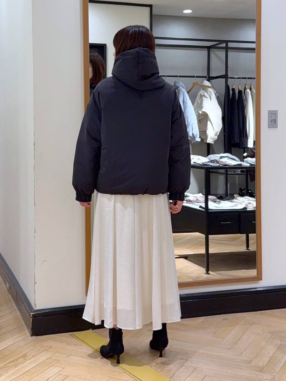 ブラウン系のニット/セーター、ブラック系のブルゾン、ブラック系のブーツを着用したレディースの秋コーディネートの7枚目の写真